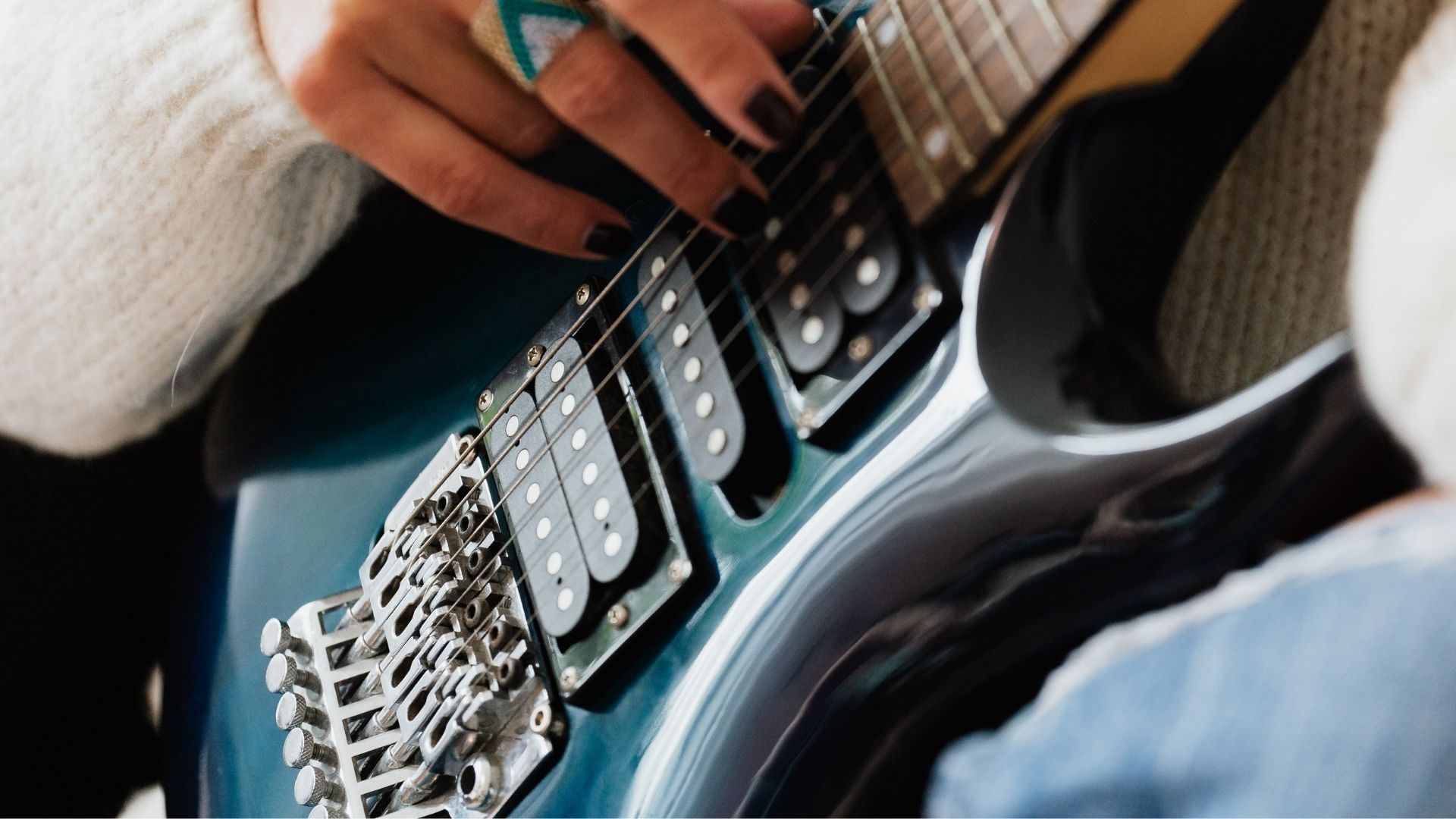 woman-playing-guitar